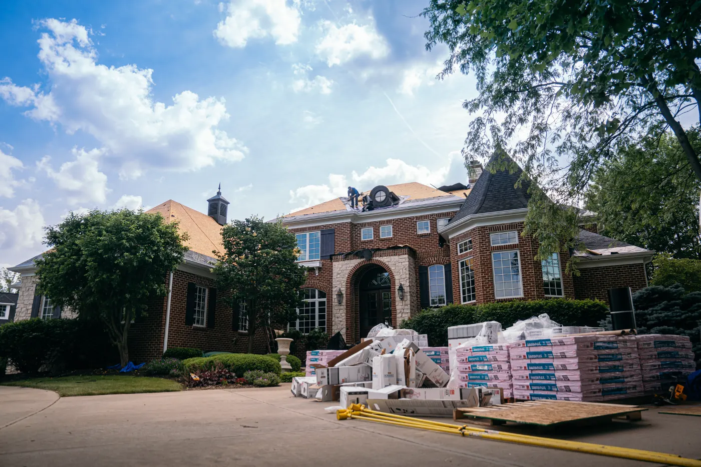Manufacturer-certified roof installation in Lizton